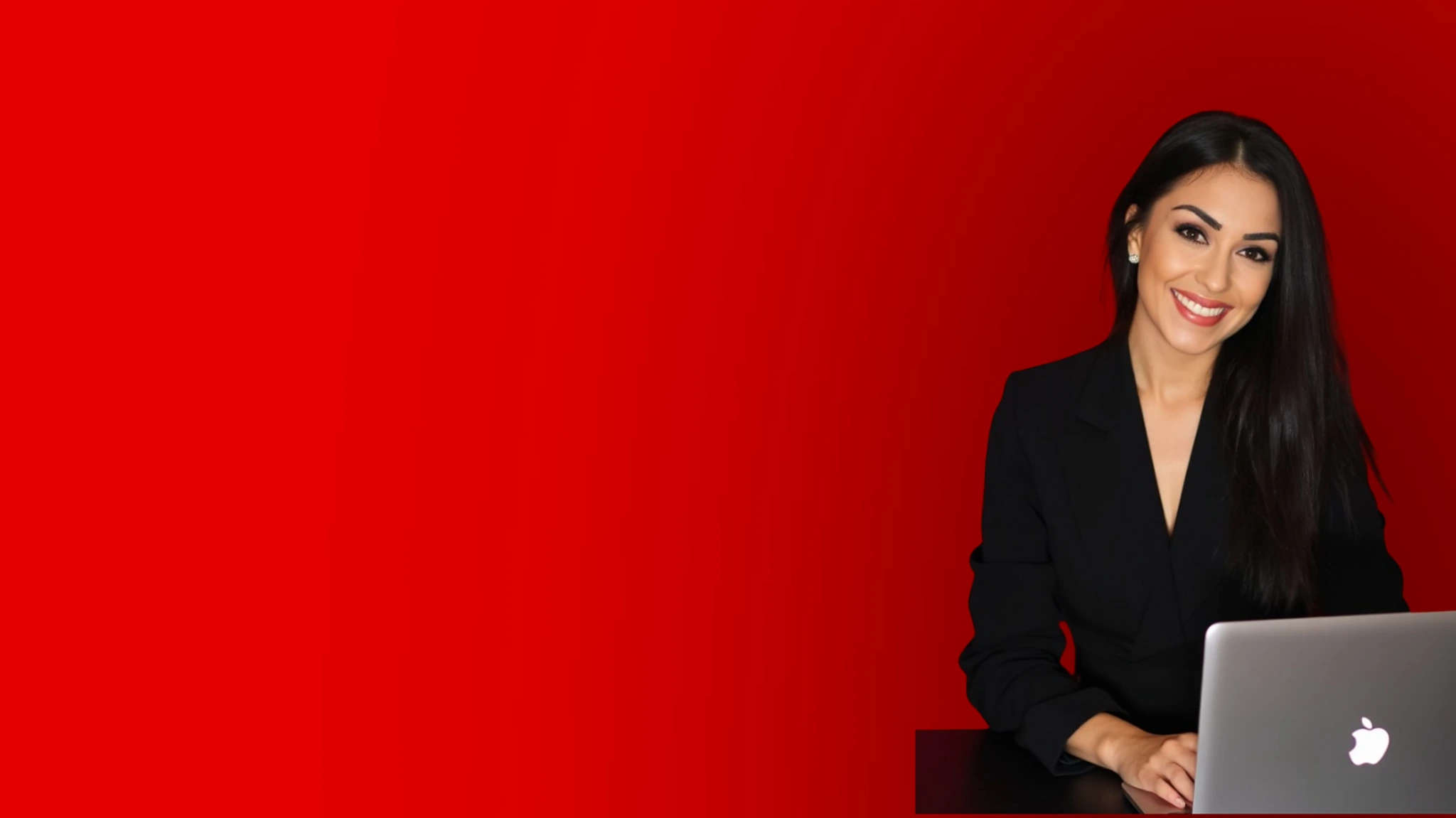 Serena Lerose | Digital Business Consulting Serena Lerose, Business Consultant für Performancemarketing, am Laptop vor rotem Hintergrund